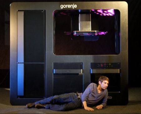le designer Ora-àto en photo devant la cuisine Gorenje qu