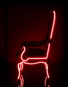 fauteuil Louis 16 version design avec un néon