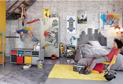 Déco pour un ado fan de glisse : l’étagère avec des planches de skate Déco pour un ado fan de glisse : l’étagère avec des planches de skate