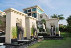 Une VILLA DE RÊVE de 1200 m2 avec vue imprenable sur Pattaya Une VILLA DE RÊVE de 1200 m2 avec vue imprenable sur Pattaya