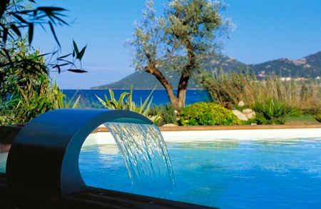 lame d'eau design pour piscine Piscinelle