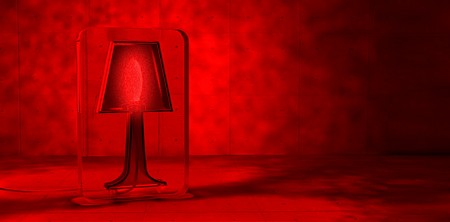 photo lampe design en verre rouge allumée