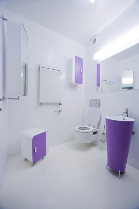 salle de bain design avec une dominante de blanc et un peu de couleur violet