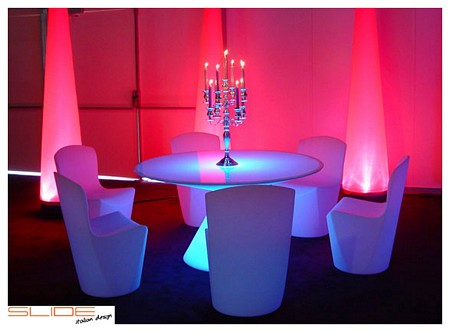 table lumineuse et chaises lumineuses Slide Design