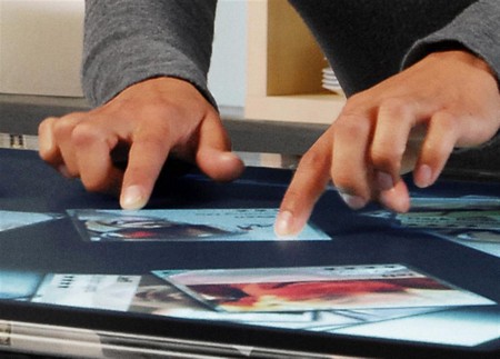 zoom avec les doigts sur la table tactile Microsoft Surface
