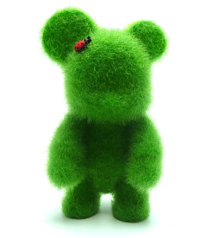 Qee 8 » Loves Green | le designer toy recouvert de gazon