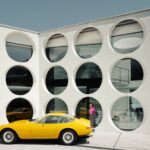 Maison moderne avec une Ferrari jaune, O house