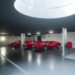 Ferrari rouge dans le garage de la maison O house