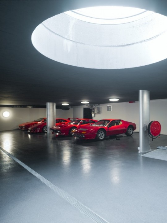 Ferrari rouge dans le garage de la maison O house