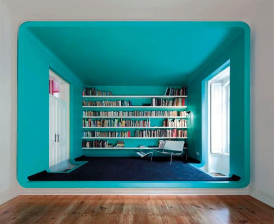 Peinture intérieur d'une pièce moderne en bleu lagon