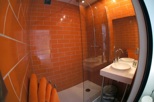 Salle de bain orange 1Appart