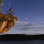 Photo d'un cycliste au bord de la falaise