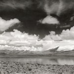 Photo d'un paysage de lac en noir et blanc