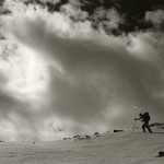 Photo noir et blanc d'un randonneur en montagne