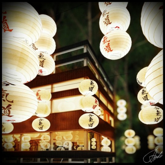 Maison japonaise décorée avec des lampions