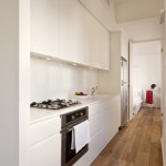 Cuisine design blanche dans un appartement de 40m2