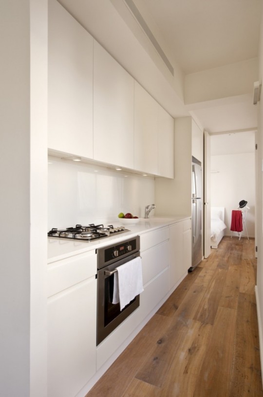 Cuisine design blanche dans un appartement de 40m2