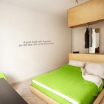 Quotel, la chambre avec un sticker message au mur