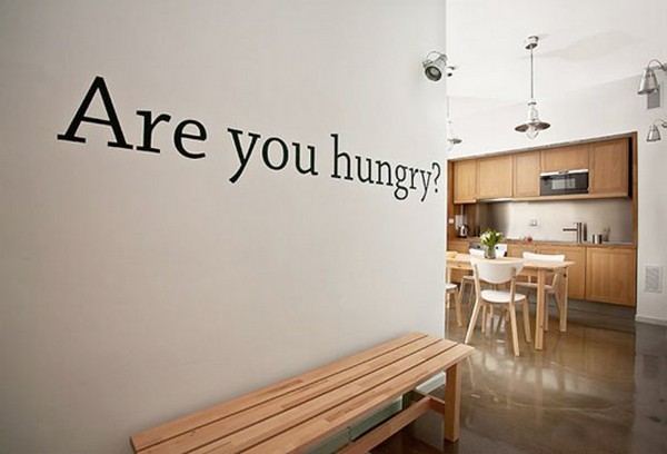 Quotel, un appartement minimaliste avec des messages aux murs