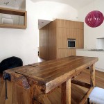 Table à manger rustique dans un appartement moderne