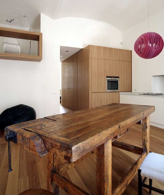Table à manger rustique dans un appartement moderne