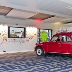 Une 2 chevaux rouge dans un open-space chez Google à Paris