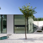 Maison en verre avec un jardin japonais Lugano House