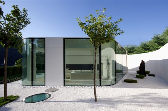 Maison en verre avec un jardin japonais Lugano House