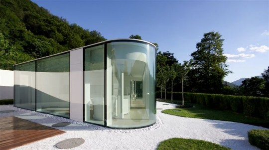 Maison design en verre aux formes arrondies