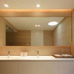 Salle de bain moderne avec du bois clair