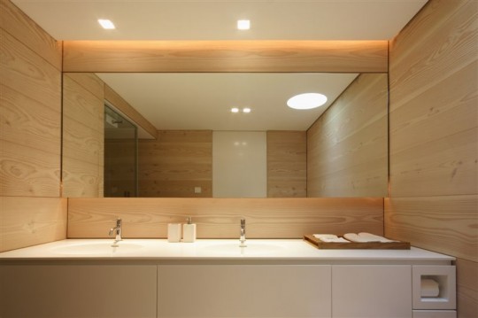 Salle de bain moderne avec du bois clair