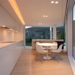 Table ronde design dans une maison près du lac de Lugano