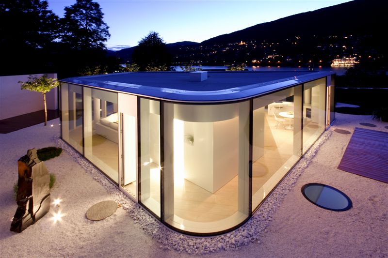 Maison contemporaine en verre près du lac de Lugano