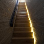 Escalier en bois dans la maison Stacking Green