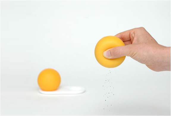 Détendez-vous avec les balles anti-stress salière et poivrier Salt & Pepper Squeezers