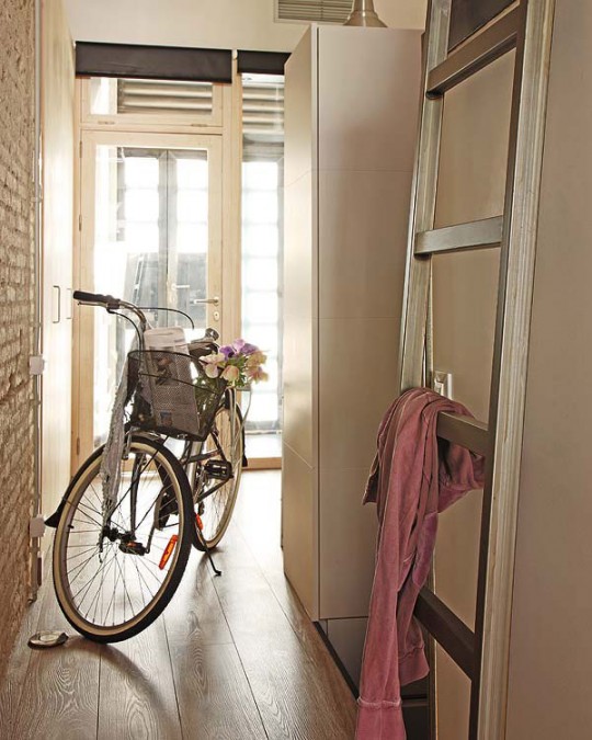Un vélo dans un petit appartement à Barcelone