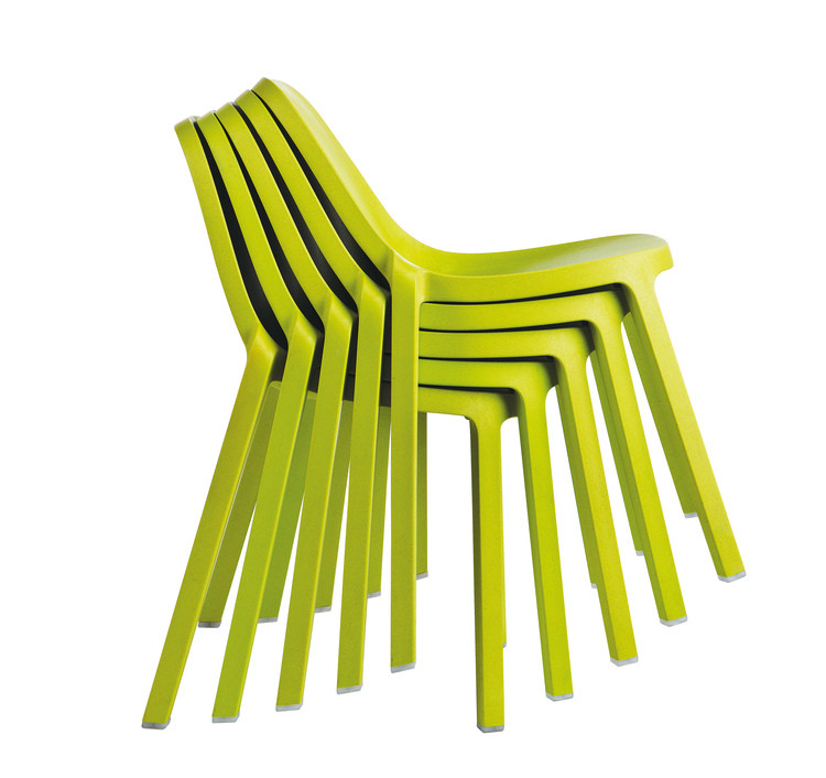 Chaises Broom chair empilées