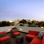 Toit terrasse plein ciel la nuit dans la maison Shield House