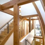 Escalier en bois dans la maison Shield House