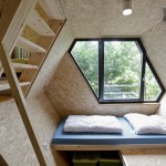 Intérieur contemporain épuré dans une cabane dans les arbres