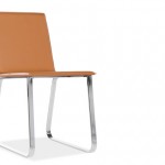 NOVA, une chaise design imitation cuir avec piétement chromé