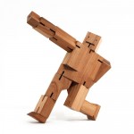 CubeBot, le robot en bois articulé qui prend la posture de votre choix