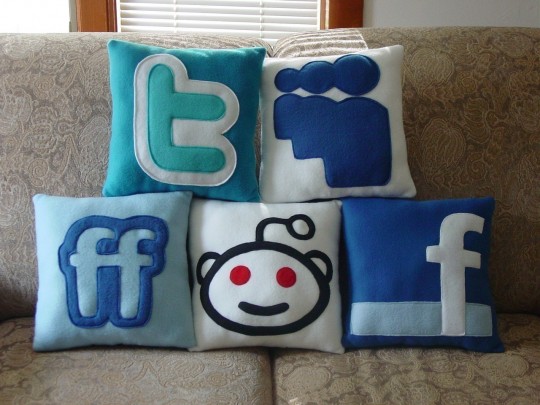 Coussins réseaux sociaux Facebook, Twitter, Tumblr… by Craftsquatch