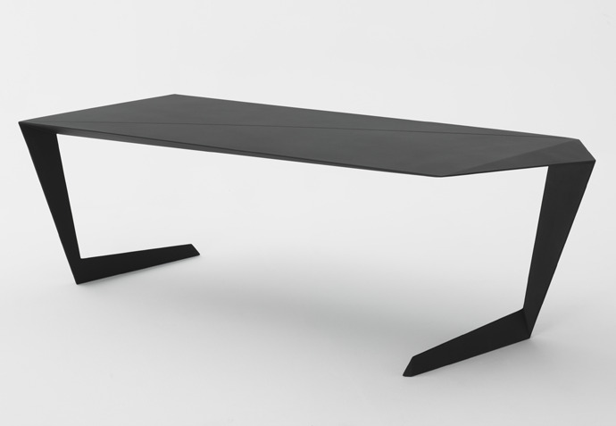 Casamania N7 : La table design qui n’a QUE 2 pieds !