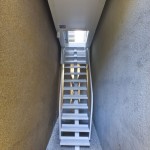 Escalier d'entrée de la maison la plus étroite du monde Keret House