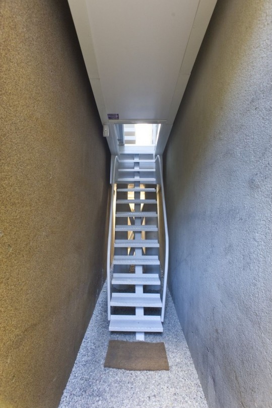 Escalier d'entrée de la maison la plus étroite du monde Keret House