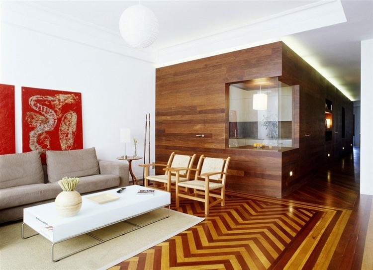 Intérieur contemporain avec un parquet en chevrons bi-colore