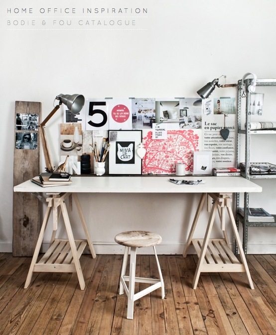 Bricolage : Un bureau avec une planche et 2 tréteaux