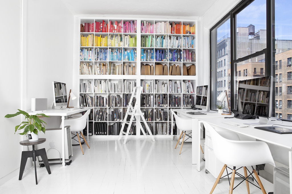 Étonnant ce bureau TOUT BLANC avec un ARC-EN-CIEL de COULEURS