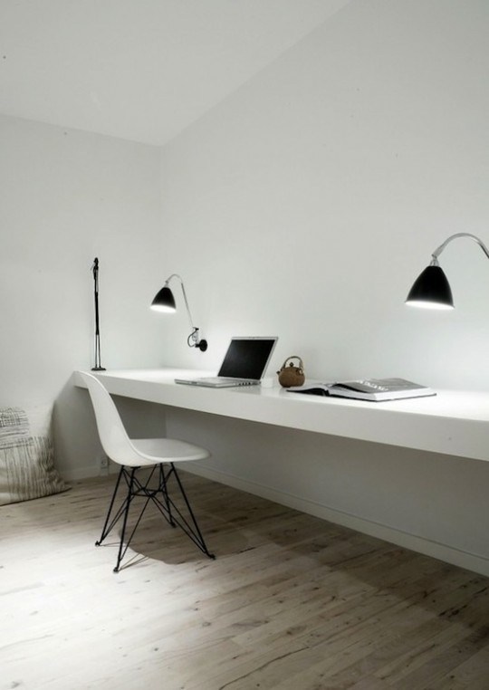 Idée déco : Un grand bureau étagère blanc minimaliste